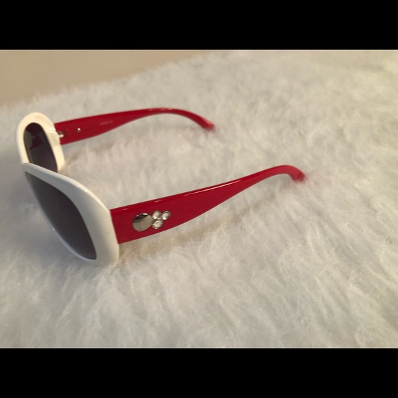 Stylish great looking white and red sunglasses with diamond and chrome accents - Picture 5 of 11